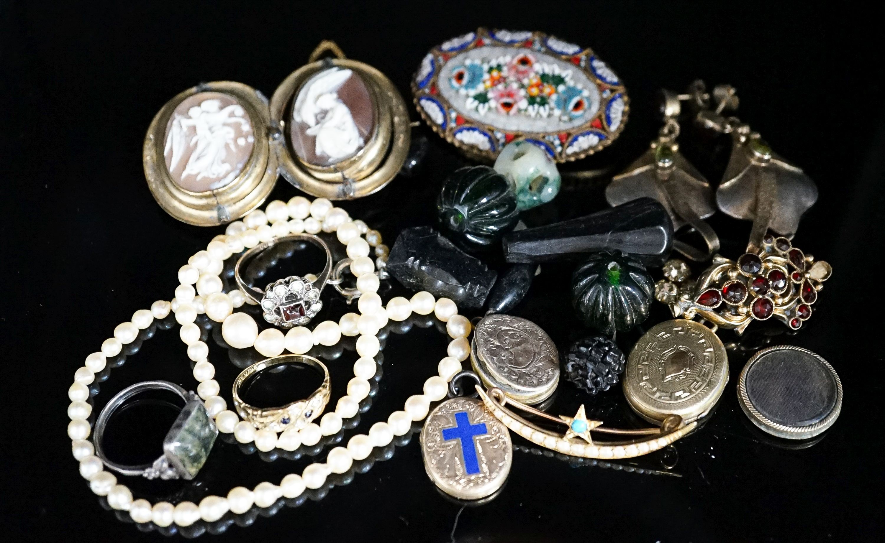Mixed Victorian and later jewellery, including yellow metal and gem set crescent brooch, double cameo brooch, cultured pearl necklace, a pair of stylish textured 925 earrings, micro mosaic brooch etc.